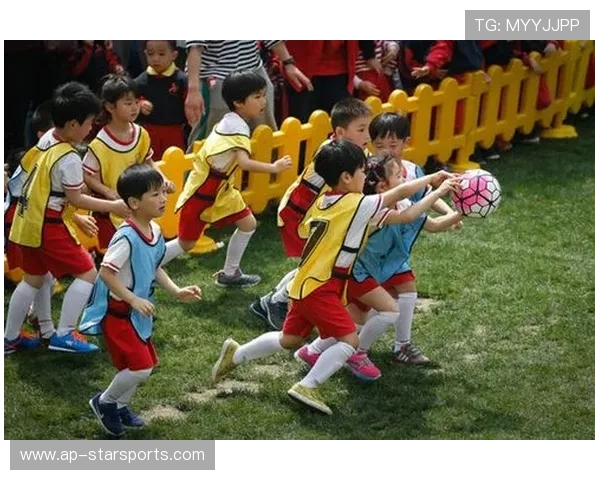 幼儿园足球赛现乌龙球，萌娃哭着要找妈妈，幼儿园足球视频教程